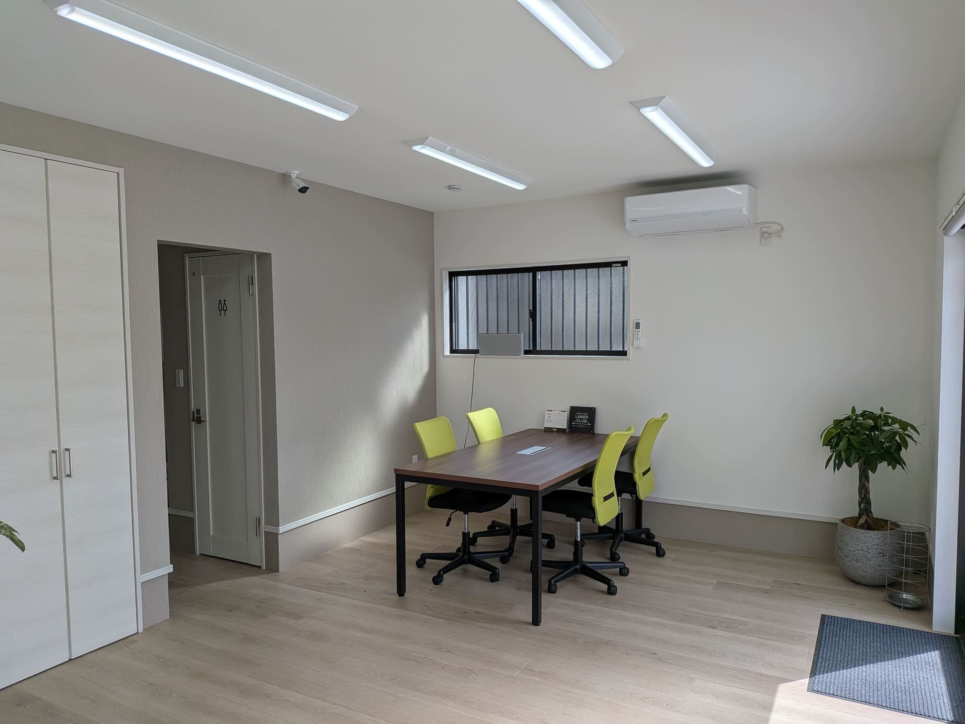 株式会社トーマホームの事務所内