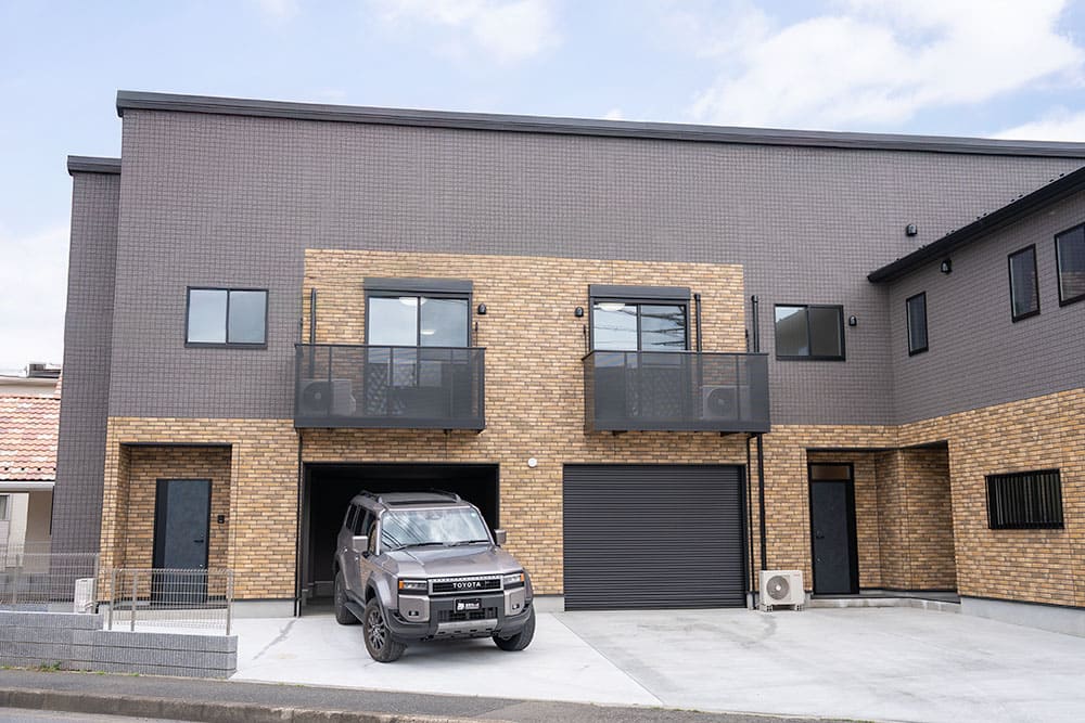 レンガ調の外壁がアクセントとなる建物